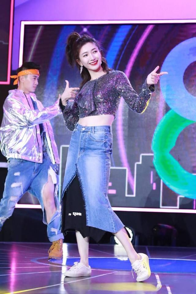 江疏影把牛仔裙中间剪开，内还穿一件黑色长裙，网友：真多余！