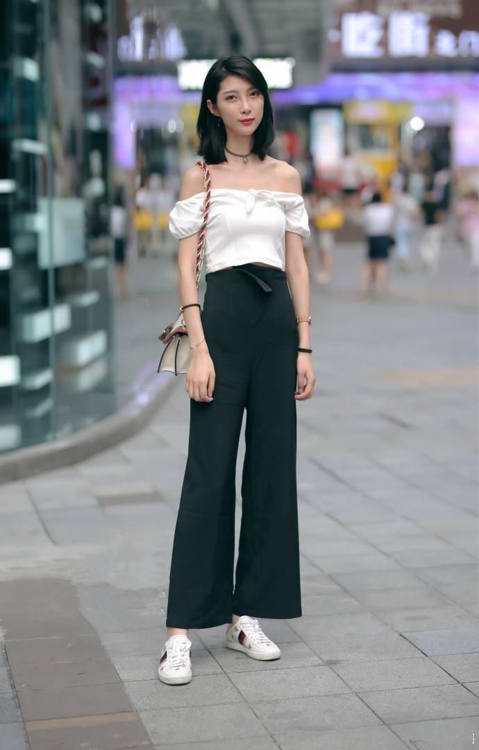 国内街拍 大长腿从人群中脱颖而出 最后小美女是靓点!