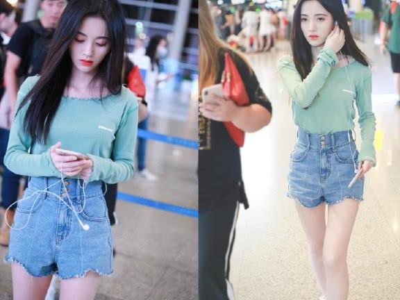 鞠婧祎身高只有159cm，却也能穿出大长腿？原来是热裤搭的好！