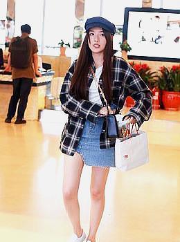 宋祖儿少女感爆棚，机场牛仔短裙狂秀大长腿，网友：看完不淡定了