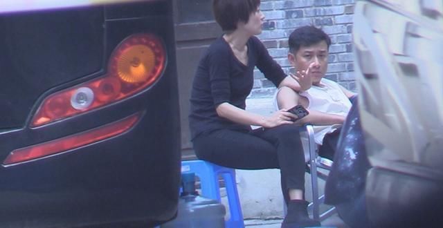 马伊琍探班文章，穿衣朴素接地气，这才是42岁女人该有的样子!