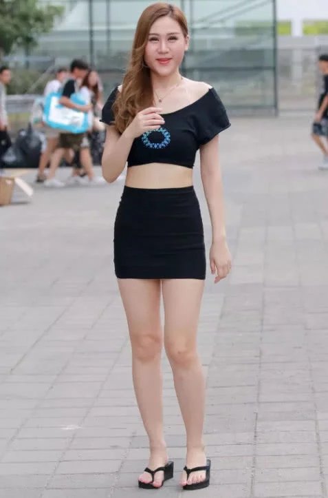 气质小姐姐婴儿肥显得甜美可爱，包臀裙包出一抹尴尬，网友：这臀