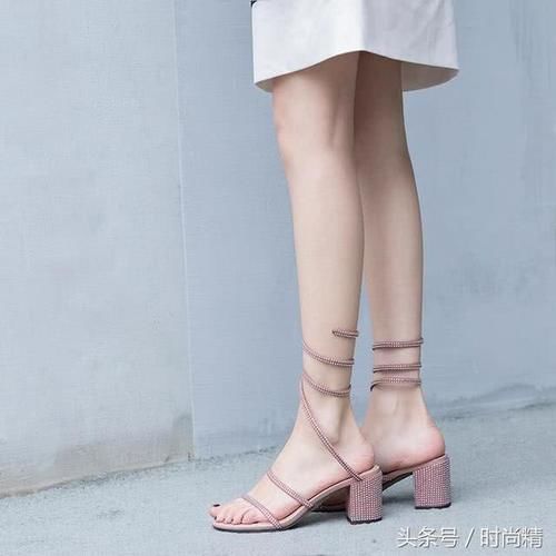 闪耀蛇形绕玉足,这样的凉鞋你动心了么?