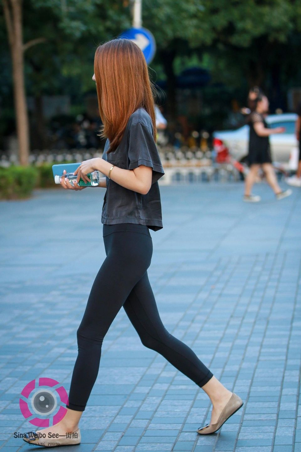 一点点街拍：美女小姐姐纤细的身材好苗条，小翘臀也很迷人