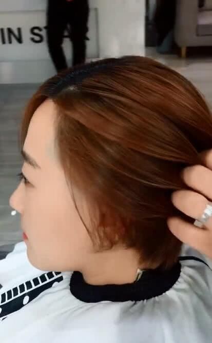 发质超好的短发美女想修理一下自己的发型，剪完之后变得太好看了