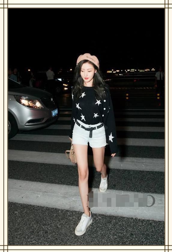 张天爱豁出去了！三伏天穿连体裤+长筒靴，网友：不怕捂出痱子吗