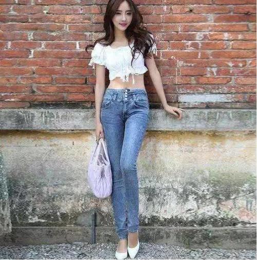 路人街拍，飘逸的吊带连衣裙，通透，又清凉