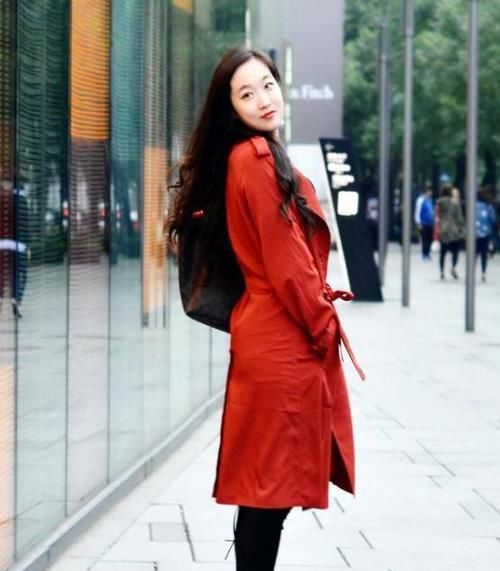 「美女」街拍:秀丽端庄的美女,一件红色风衣配黑色打底裤,时尚魅力气质