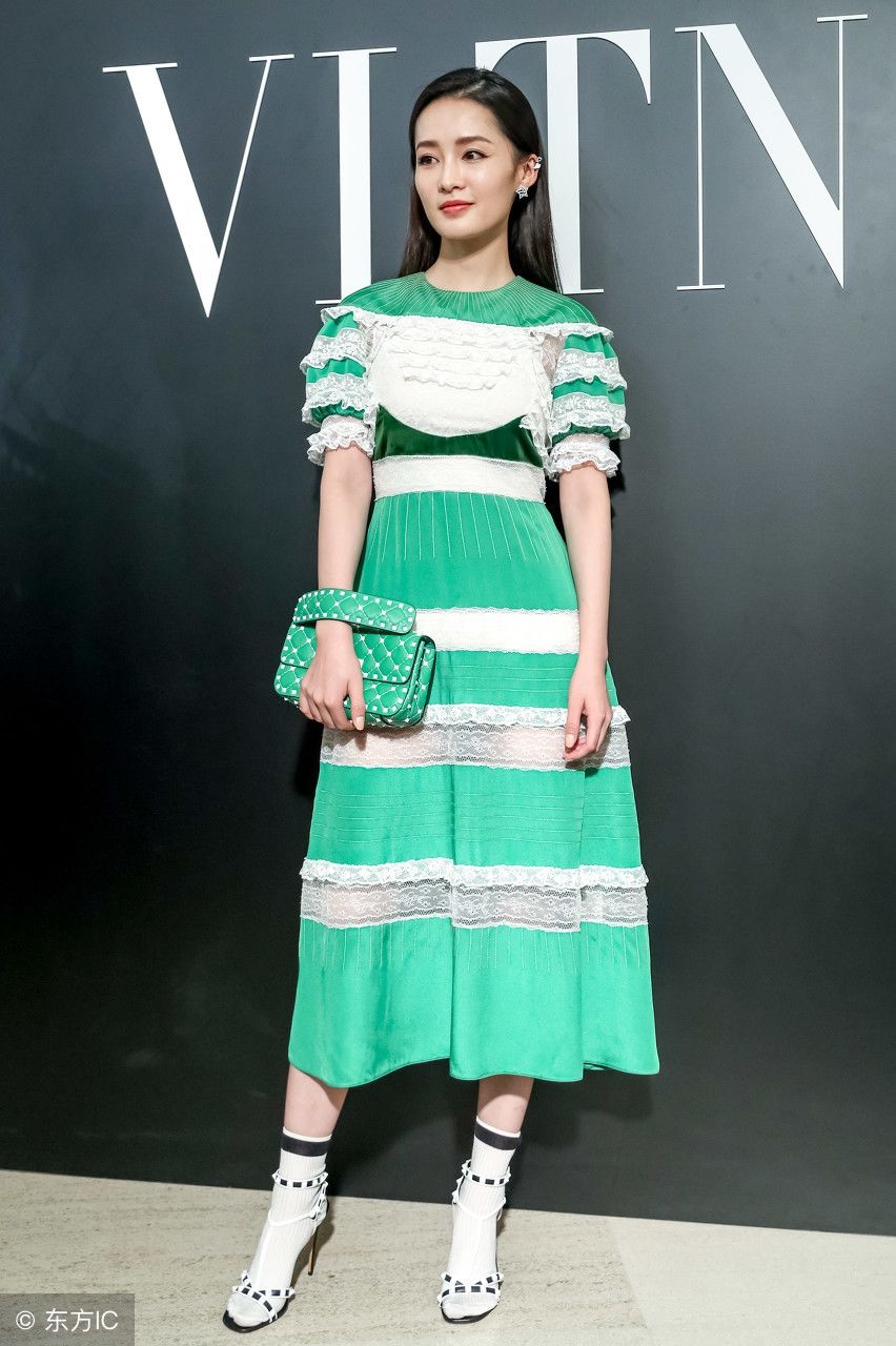 李沁出席活动，高跟鞋里穿袜子，这是啥操作?网友:我沁厉害了