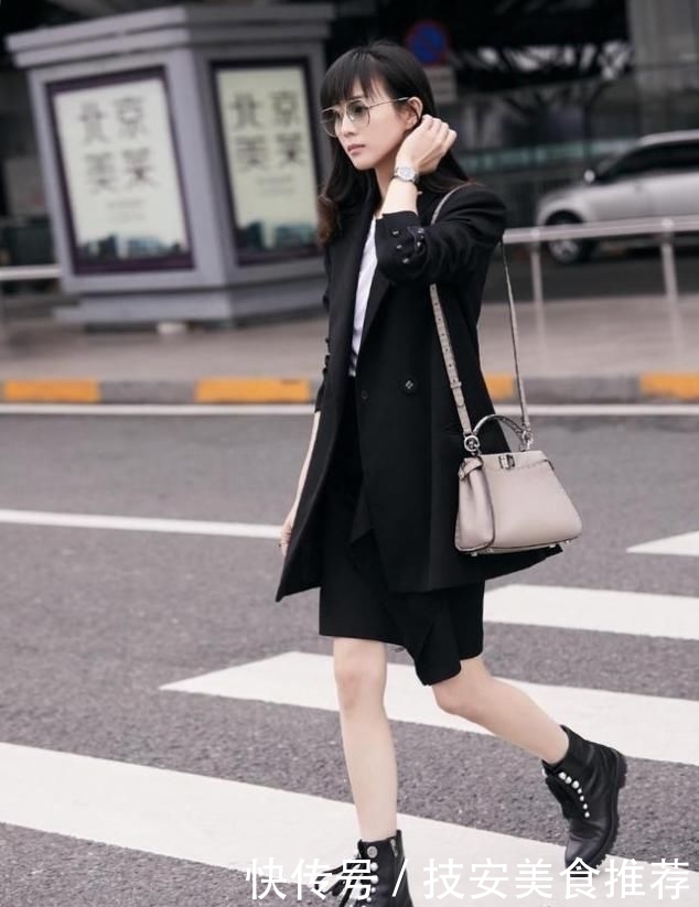 『蓝色』张钧甯168cm身材好惊艳!蓝色衬衫配开叉阔腿裤,110cm长腿好抢镜