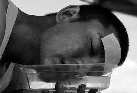 贾乃亮首次回应离婚传闻，却都在关注李小璐的脸，暗示自己有洁癖