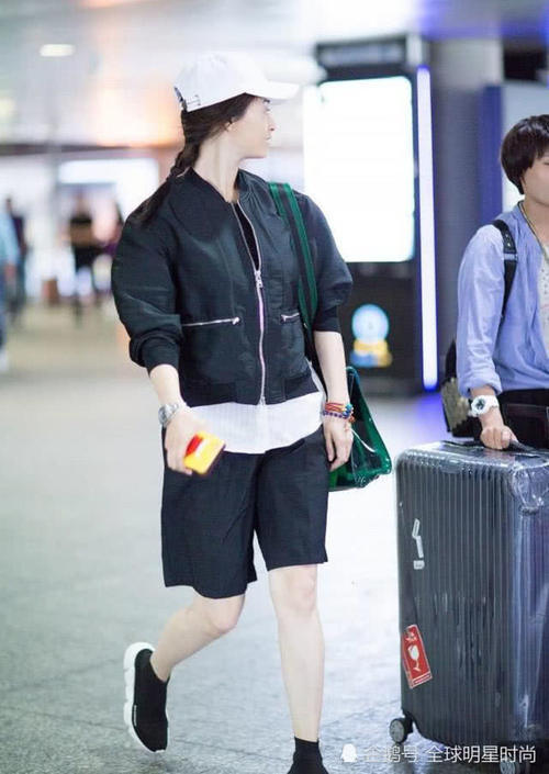 蒋欣这种短裤也穿出来了！网友惊呼：这不是我爸遛弯的那条大裤衩