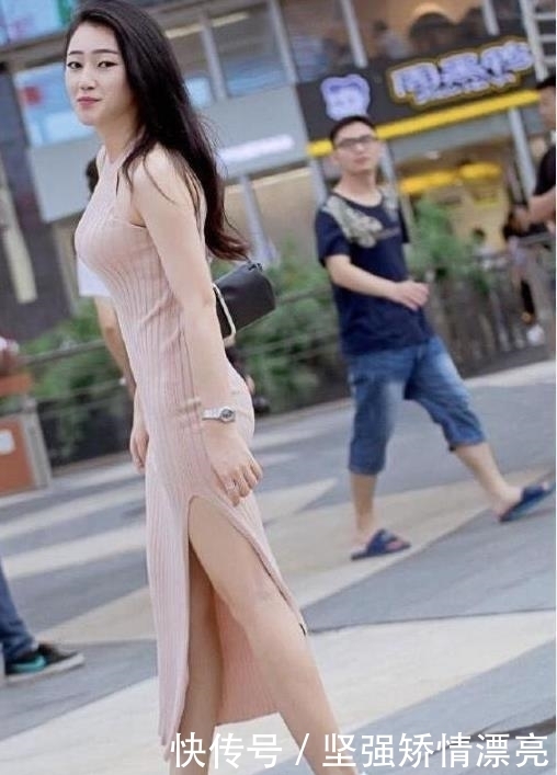  美女|街拍：身材凹凸有致的美女，一身素色的穿搭魅力十足