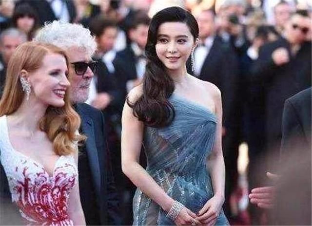 我一直以为长裙的范冰冰最美，直到看见她，我变了