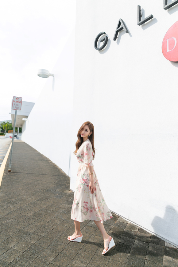 女神孙允珠，春庭花香斑斓炫彩桃枝雪纺裙