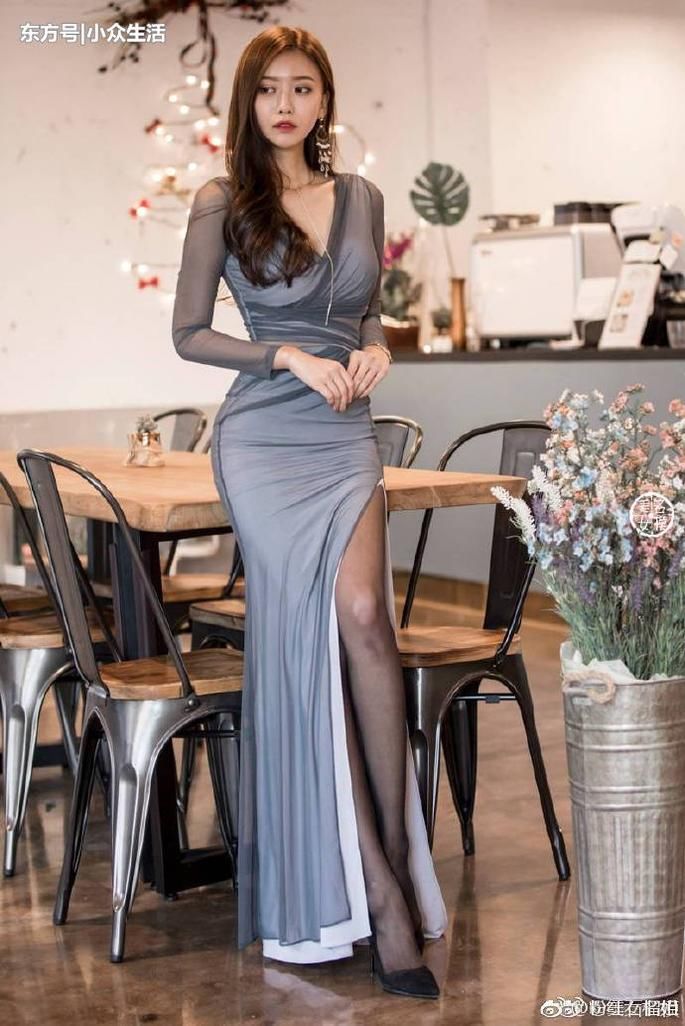 街拍：小姐姐开叉裙释放优雅女人味，黑丝VS黑纱哪个更吸引你?