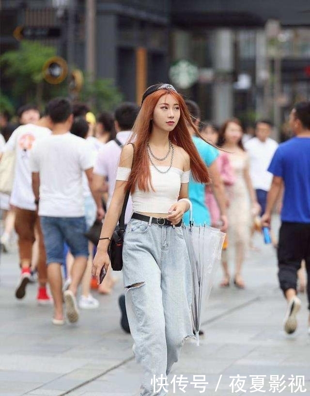 时髦精女孩■白T只做内搭太可惜，学达人三个''时髦心机''，脱下外套也超美！