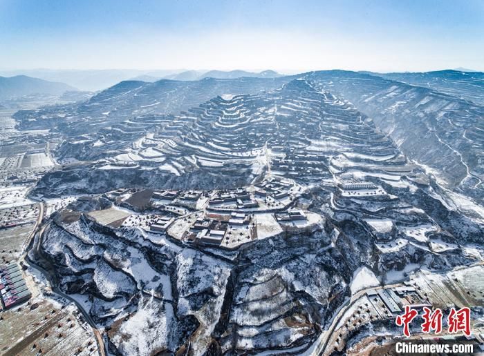 航拍甘肃临夏雪后梯田：“三色” 扮靓层峦叠嶂