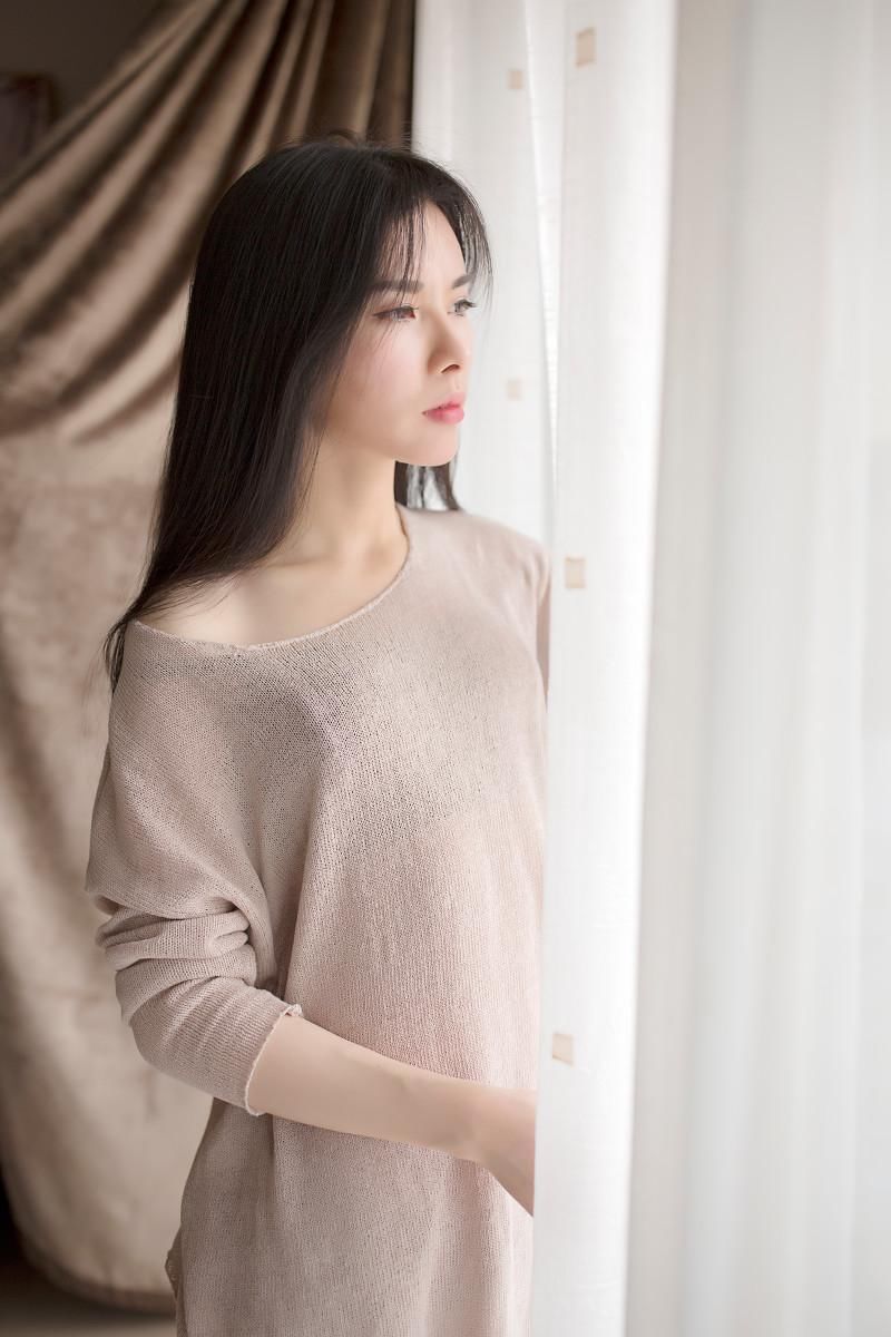 时尚美女模特穿居家装拍写真，双腿修长肌肤白皙很是性感！