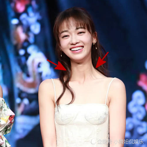 吴谨言成大忙人，穿复古装与杨幂朋友合影，竟印证对方“变脸”了