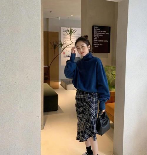  『腿部线条』最潮范儿美搭，除了“下衣失踪”，卫衣的穿法太多了，你确定不来一件卫衣吗