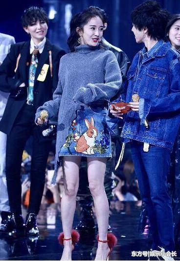 杨幂活动亮相，大家却被她的下装吸引，网友：这裙子要火！