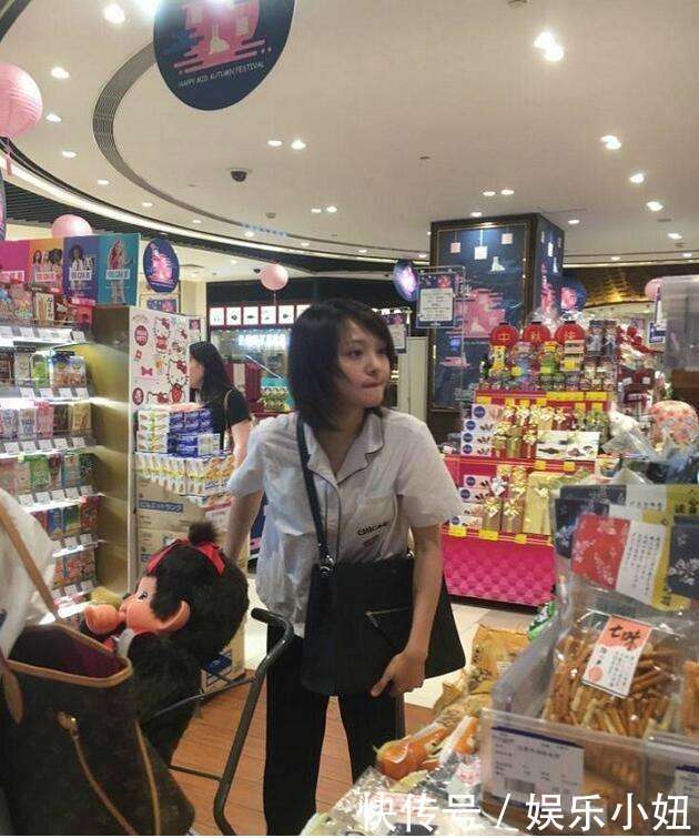 郑爽素颜陪父母逛商城，玩偶少女心爆表，但是麻麻的动作太辣眼睛