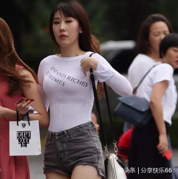 街拍：气质小姐姐，紧身装秀出迷人小蛮腰，让人羡慕！