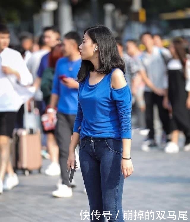  『更突出』街拍：修身牛仔裤的裤腿线条设计，完美地呈现出流畅的线条感