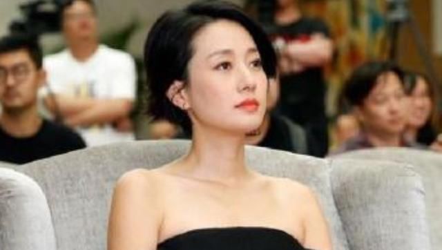  「格子」马伊琍不愧为是高級脸，简易白衬衣＋格子图案裤，轻轻松松美更新高宽比