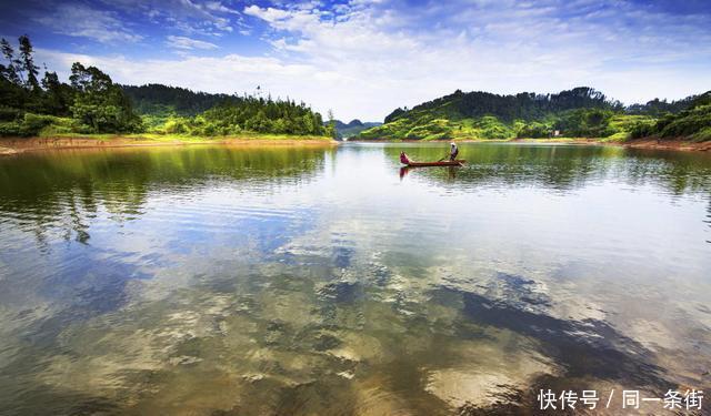 重庆南川区一个小镇，有人工大湖和瑞士风情小镇，曾有电影来取景