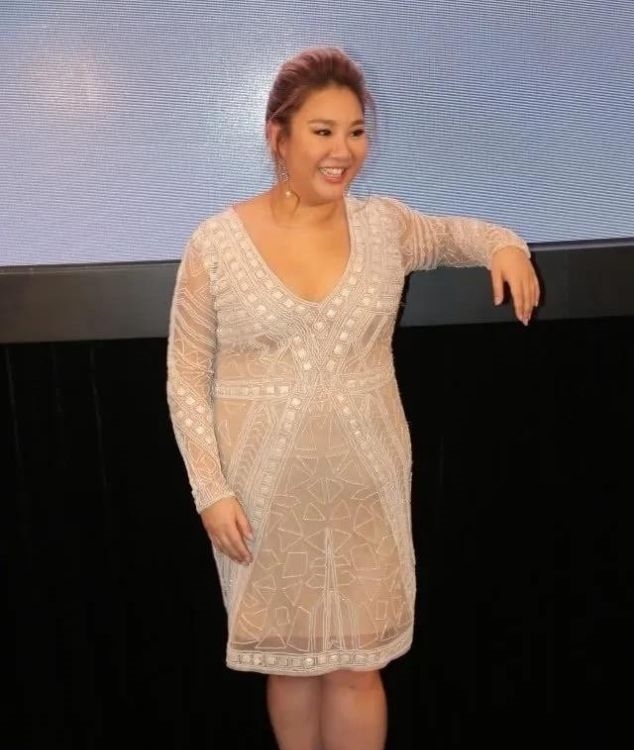 沈殿霞:郑欣宜与父亲后妈一家人团年照曝光, 郑少秋小女儿罕见露面很惊艳