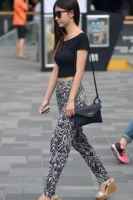 街拍：图1美国模特尴尬不？图2胸前“R”亮了！图3豹纹裤美女