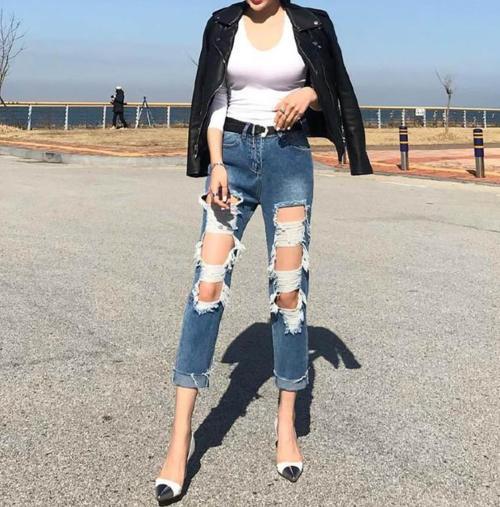 身材丰盈的紧身牛仔裤美女，线条轮廓特别养眼，非常显气质！