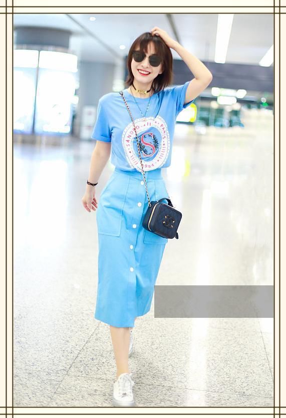 吴昕真会扮嫩！蓝T配蓝裙秒变高中生，网友：搞不懂潘玮柏咋想的