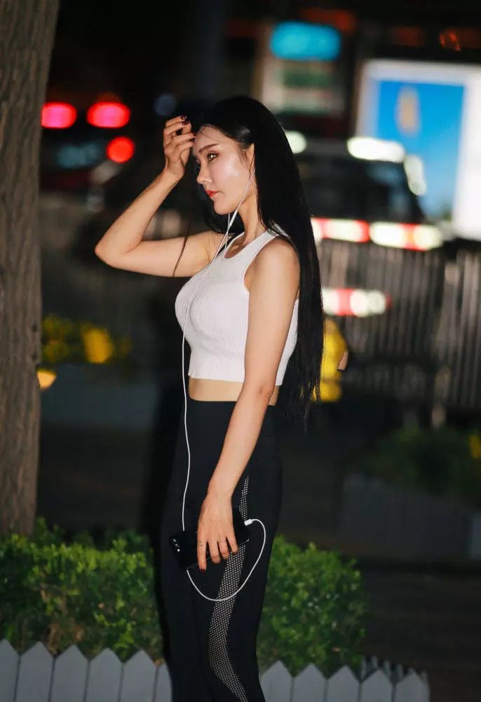 路人街拍，小姐姐穿了一件白色的紧身运动衣，身材丰满很是性感