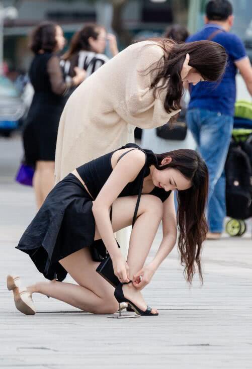 时尚小姐妹街头换鞋路人纷纷侧目,原来是小姐姐鞋子磨脚