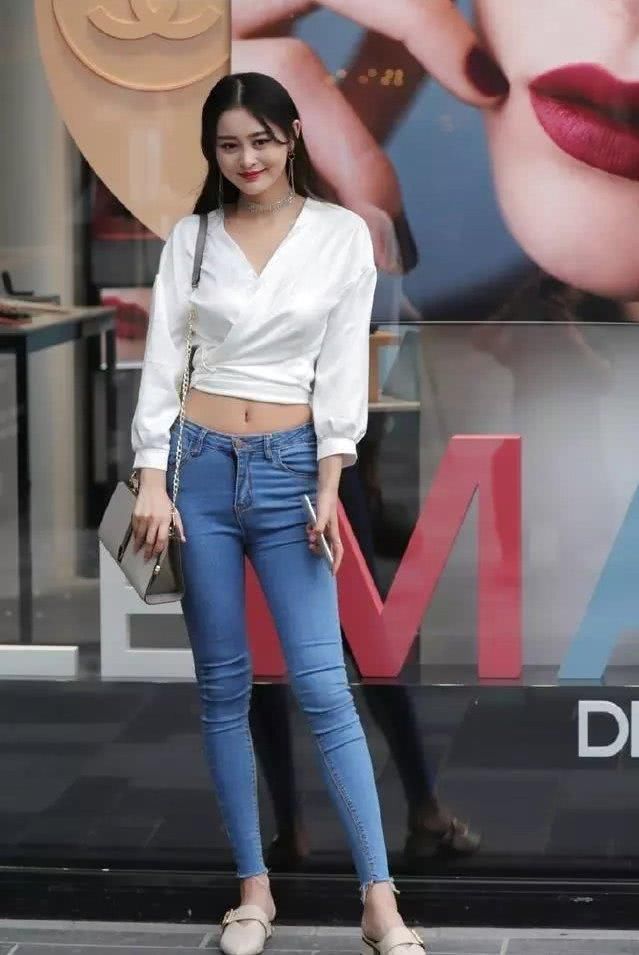 初秋来了，修身牛仔裤是爱美女性出门最好的选择！
