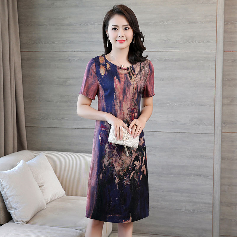 现在的妈妈真会穿，这样穿显高贵提气色，美的谁都忍不住多看几眼