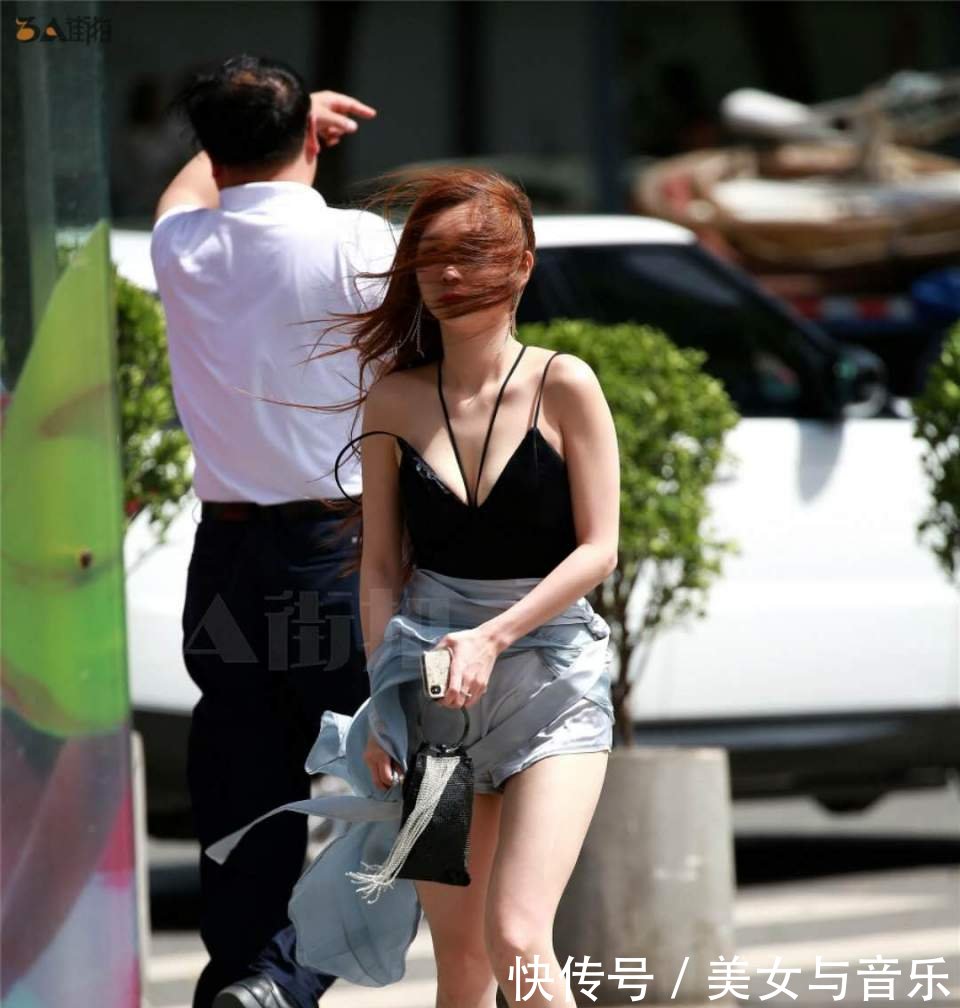 街拍吊带短裤齐上阵，拜拜肉全都不怕了