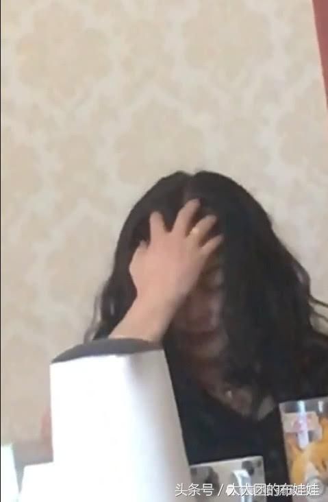 全网最真实的“水缸脸”，撩头发的那一刻，让多少人心如死灰