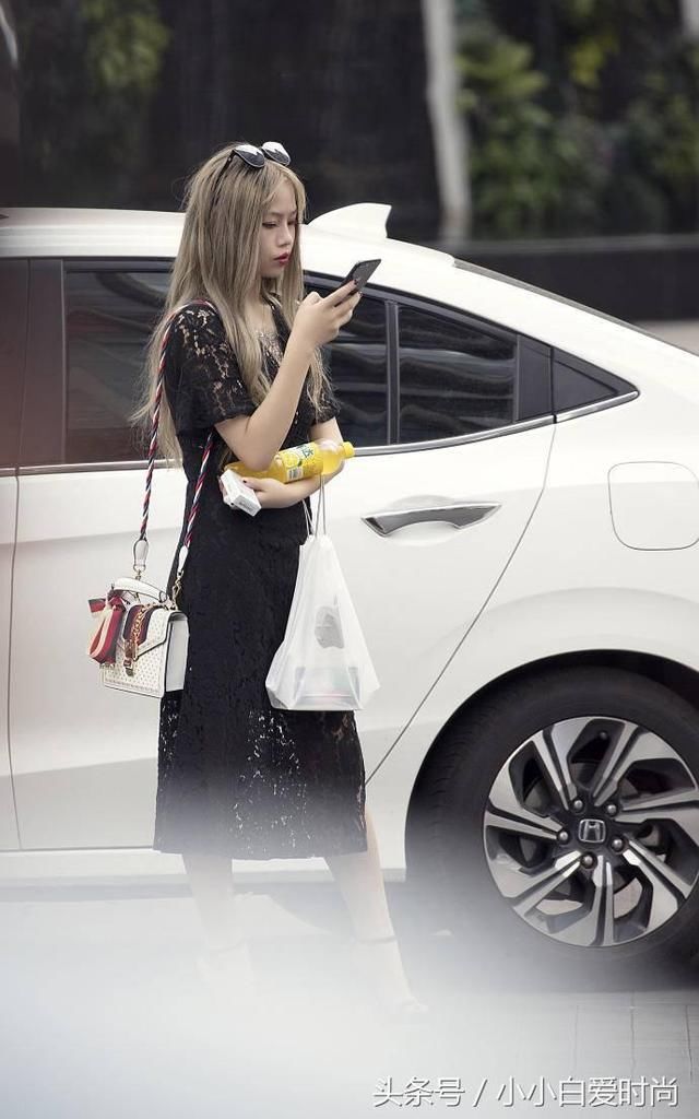 街拍：长裙让女人有优雅动人的气质，图三的女子宛若仙子下凡尘