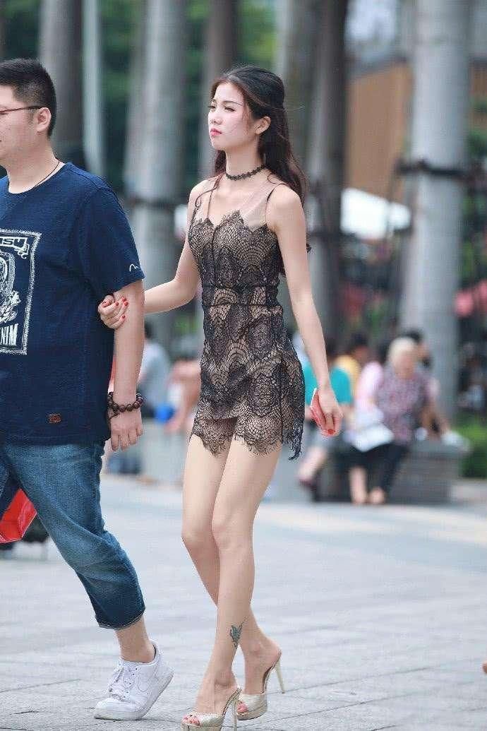 街拍:蕾丝装小姐姐,短裙吊带大长腿,回头率十足!