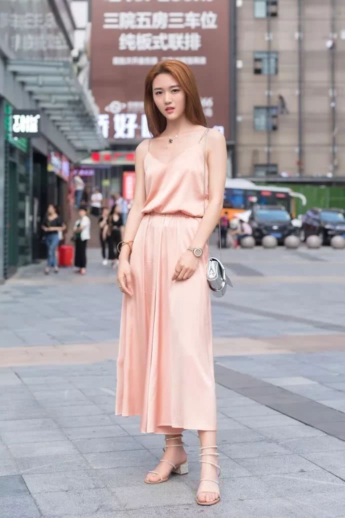 街拍：真丝空挡，轮廓清晰！