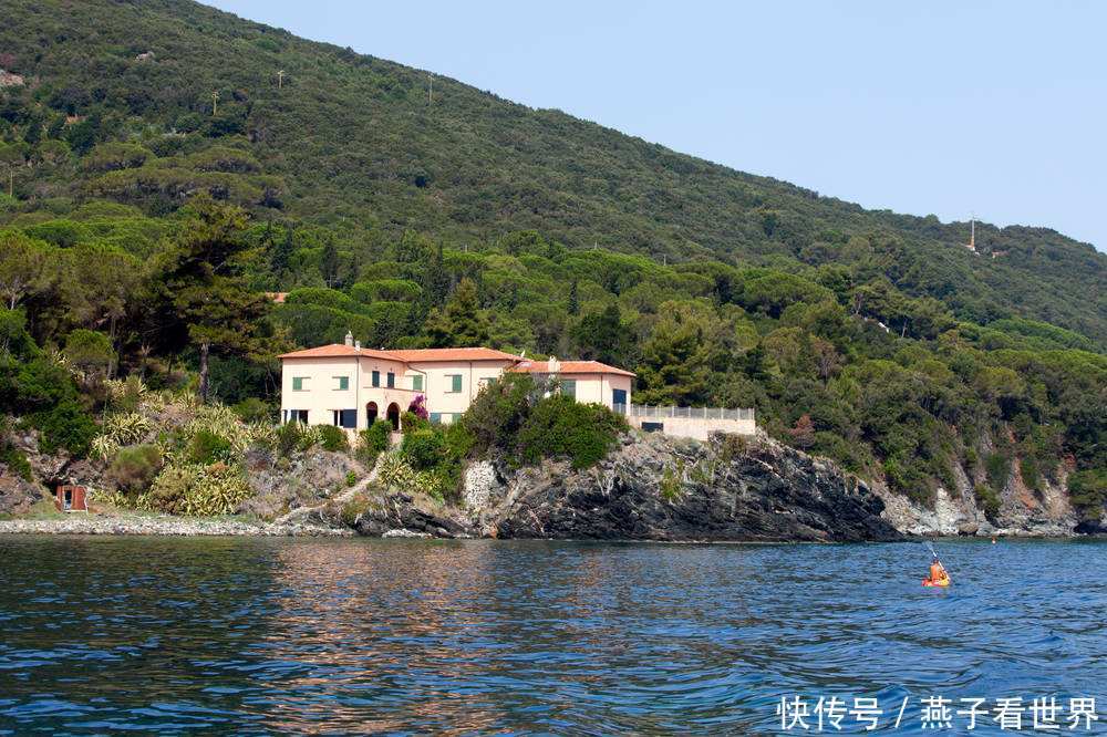 这家酒店真大方，只要下雨时间超过2小时，客人就无需付一分钱！