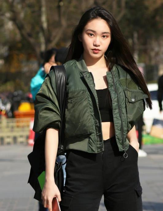#气质#街拍:身材高挑的小姐姐,一件黑色的连衣裙,优雅气质女神魅力