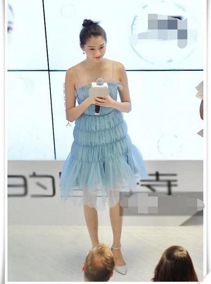 当173关晓彤和168娄艺潇同穿吊带裙,终于知道骨架小有多占优势了