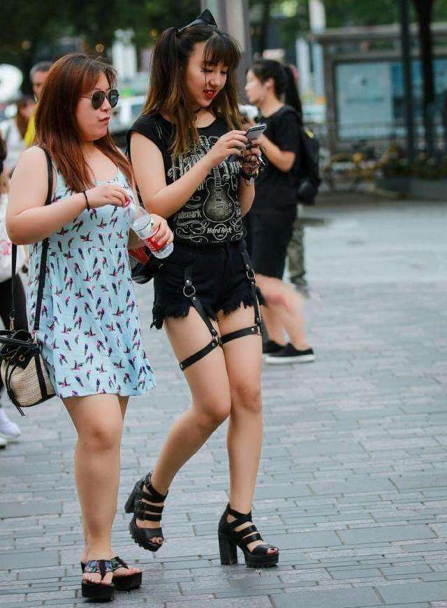 街拍: 穿着大胆的姑娘,这么穿很时尚啊