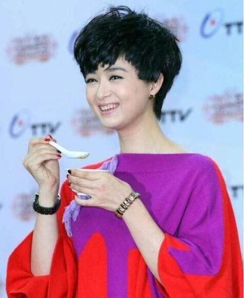 蒋欣穿无袖裙手臂吓人，网友：这发型真是绝了