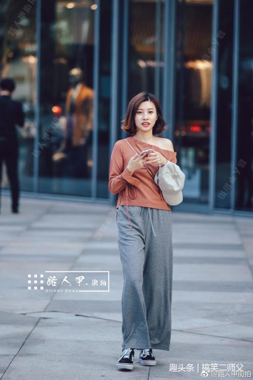 路人街拍：小姐姐的短裙穿搭展现出不凡气质，玉腿修长吸人眼球